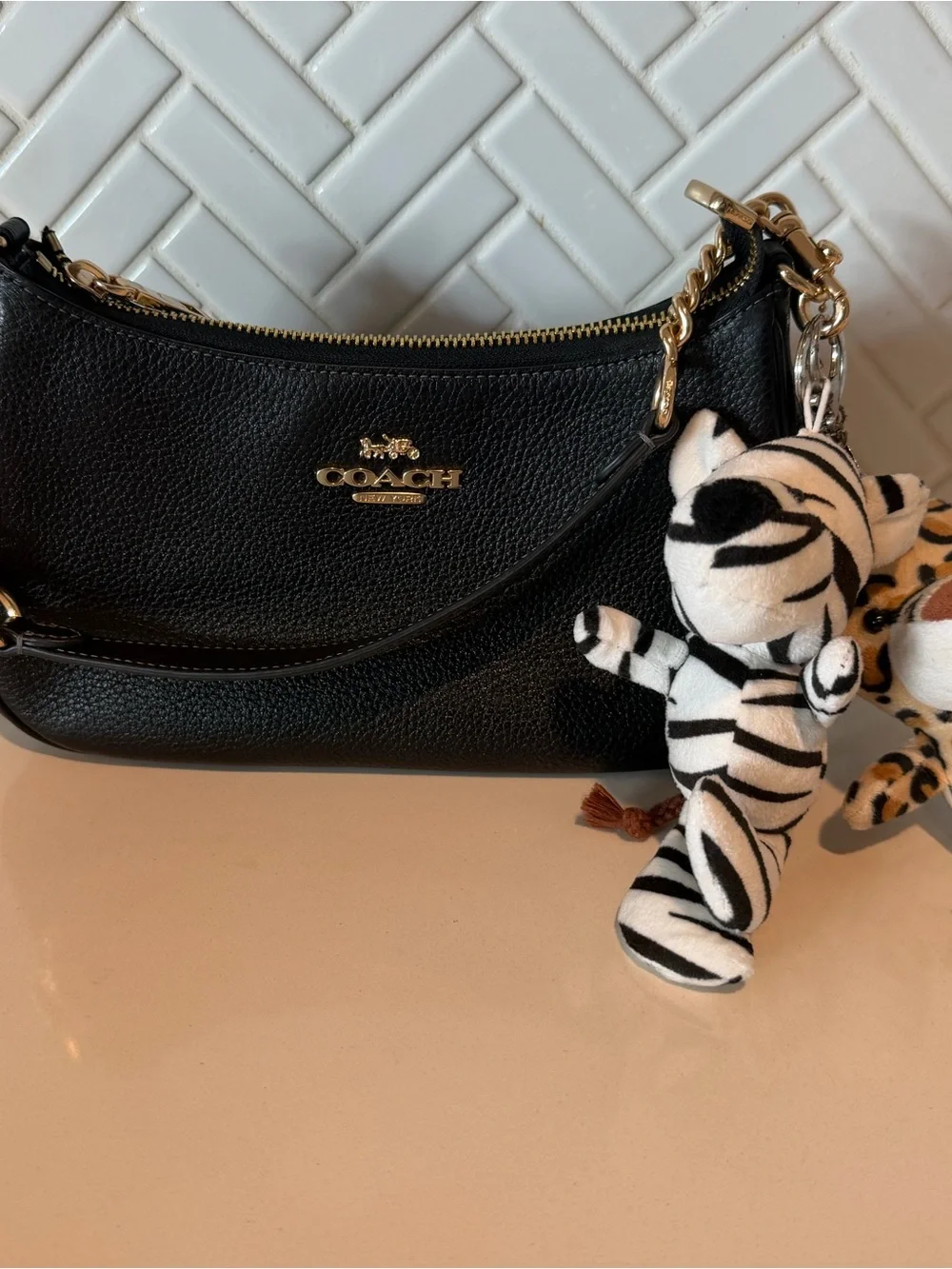 Authentic Coach Teri Shoulder bag in black with gold chain with FREE keychains